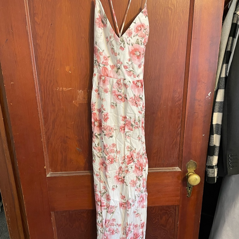 Pretty flowy summer dress. Extremely flattering on
